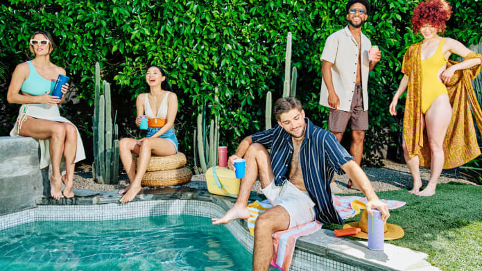 Megaboom 4 cerca de una piscina